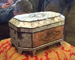 One of the most important things which are kept in the small mosque adjoining the mausoleum is a box that is decorated with nacre. It contains the Hol